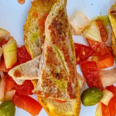 Delicioso tapeo en el ejido: tostadas con pescado a la plancha, pimientos, tomate y aceitunas.