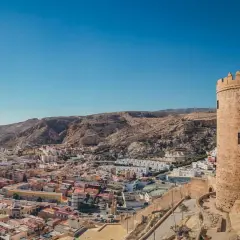 Torre de la Alcazaba vigilando la ciudad de Almería. Descubre qué ver en Almería capital, con sus casas blancas y el mar al fondo.