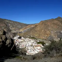Vista panorámica de Alboloduy, un pueblo blanco en un valle rodeado de montañas áridas. Descubre qué ver en Alboloduy.