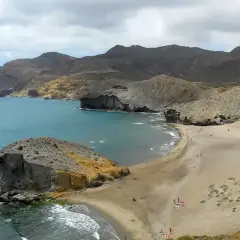 Costa de Almería con playas de arena dorada y aguas turquesas. Un paraíso de agua dulce y salada.