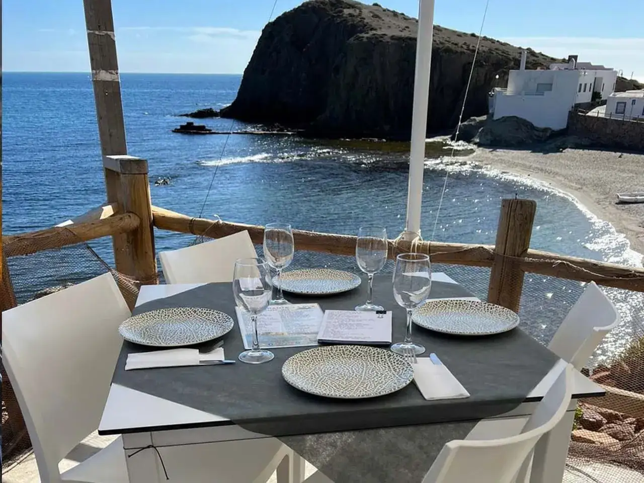 Mesa puesta con vistas al mar en Cabo de Gata. Ideal para decidir dónde comer y disfrutar del paisaje.