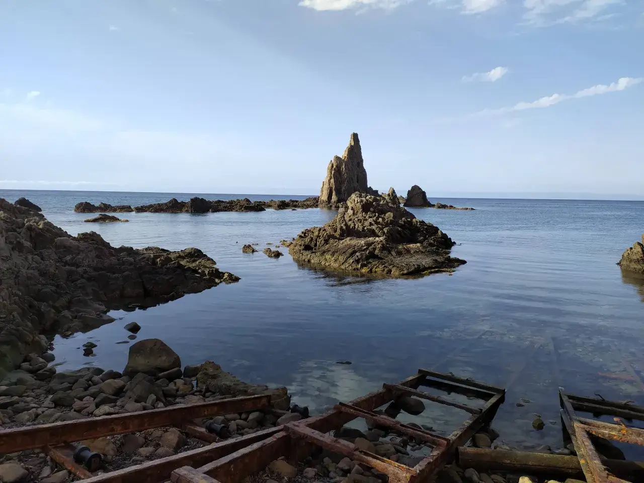 Rocas emergiendo del mar azul, como un arrecife de las sirenas esperando ser descubierto.